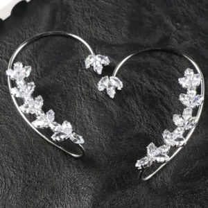 أقراط فضية معلقة حول الأذن على شكل أوراق